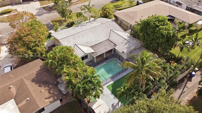 Building Photo - 1400 E Hawthorne Cir