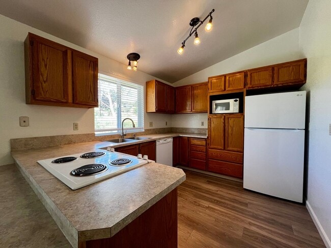 Building Photo - Move in special - $400 off first month's r...