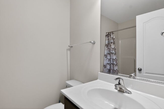 Building Photo - Welcome to a gorgeous end unit townhouse, located in the Heather Hills community.