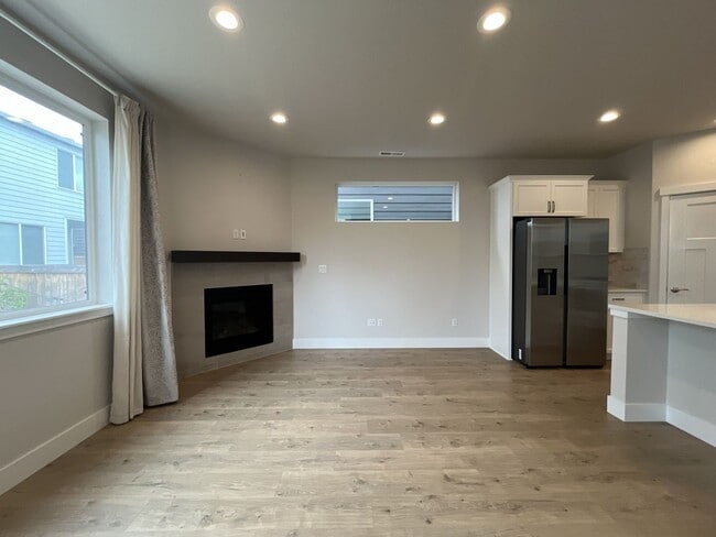 Building Photo - Stunning 2024 Built 5BR Home with Main-Level Suite, EV Charger & Covered Patio Near River Terrace
