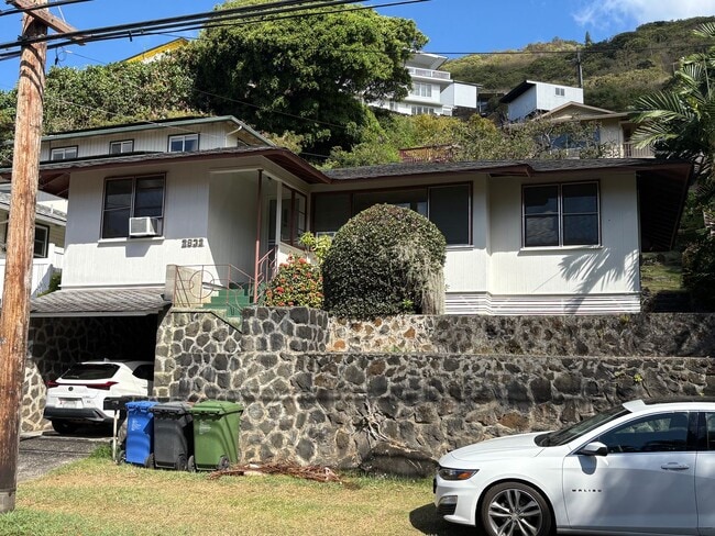Primary Photo - Charming 3 bedroom, 1 bath home in Manoa!