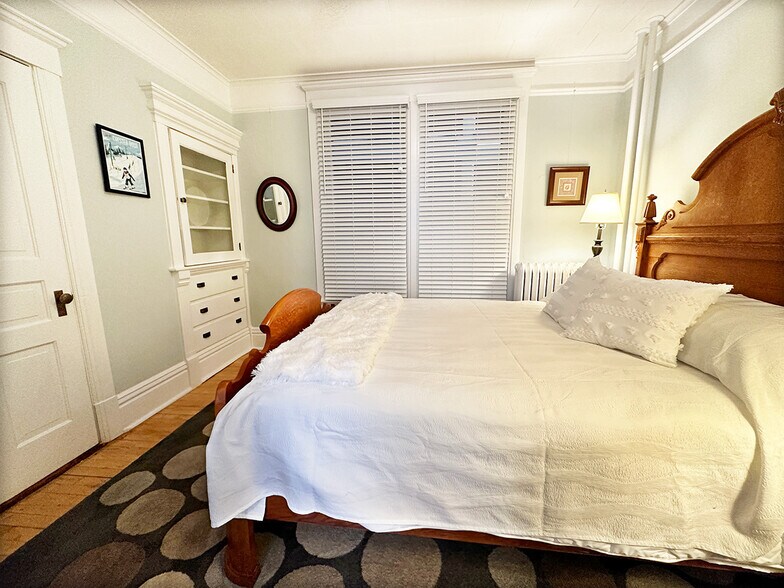 Building Photo - 909 E 5th St