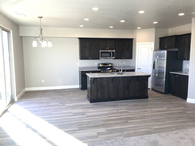 Building Photo - Spacious 4 bed 2.5 bath Townhome in Hurricane Heights