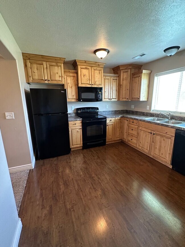 Building Photo - Desirable 2 Bed 1.5 Bath Lincoln Park Townhome