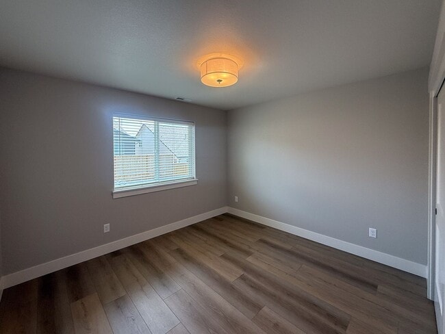 Building Photo - 634 NW Crater Lk Dr
