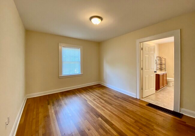 Building Photo - 407 W Carver St