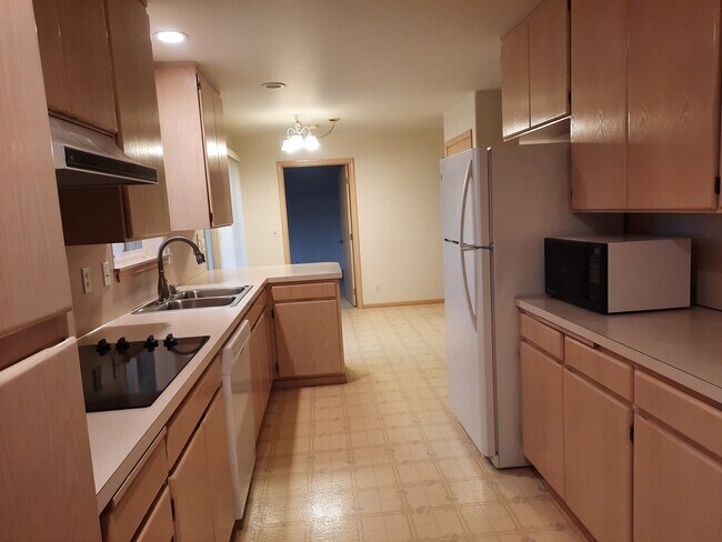 Building Photo - 860 SE Sentry Dr