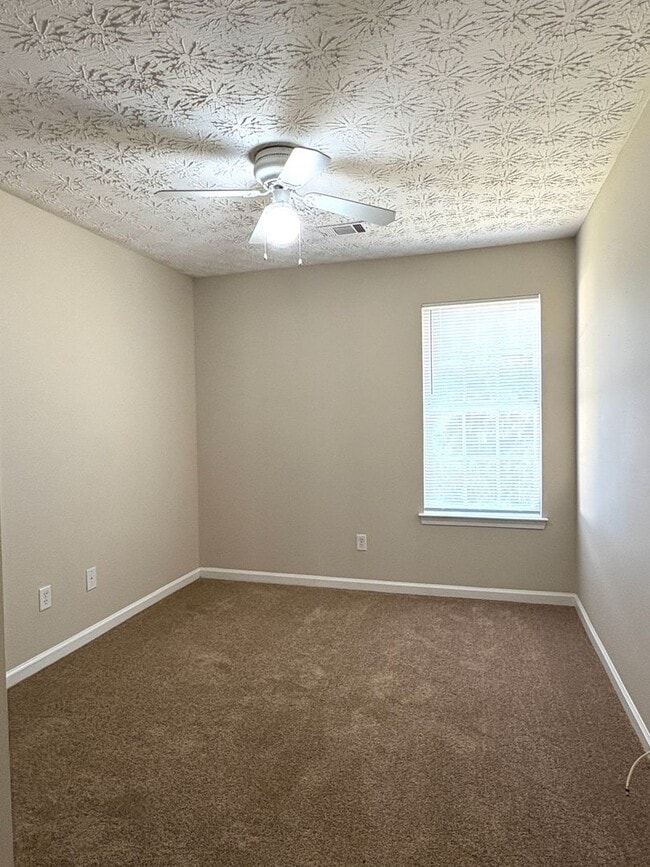Building Photo - Spacious Townhouse with Convenient Location