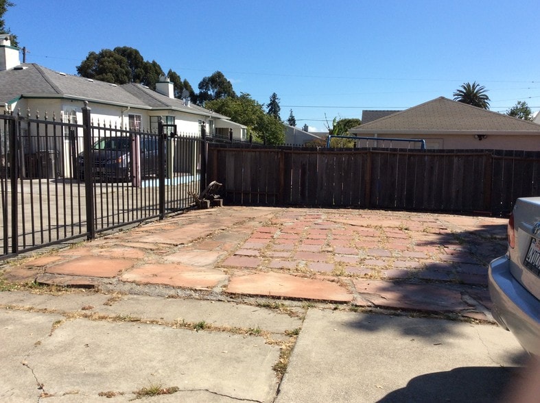 Building Photo - 2918 21st Ave