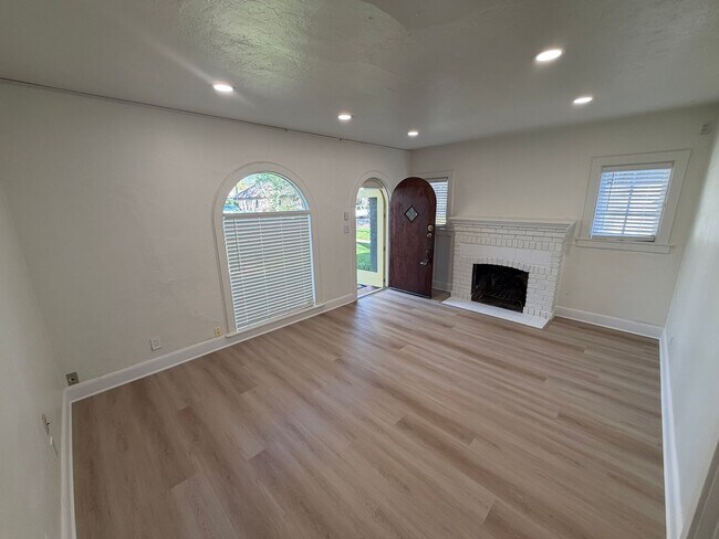 Building Photo - 2 Bedroom | 1 Bathroom | Single family home in Sacramento