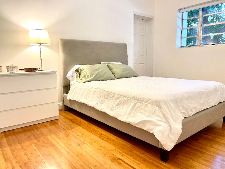 Building Photo - 4812 Pine Tree Dr