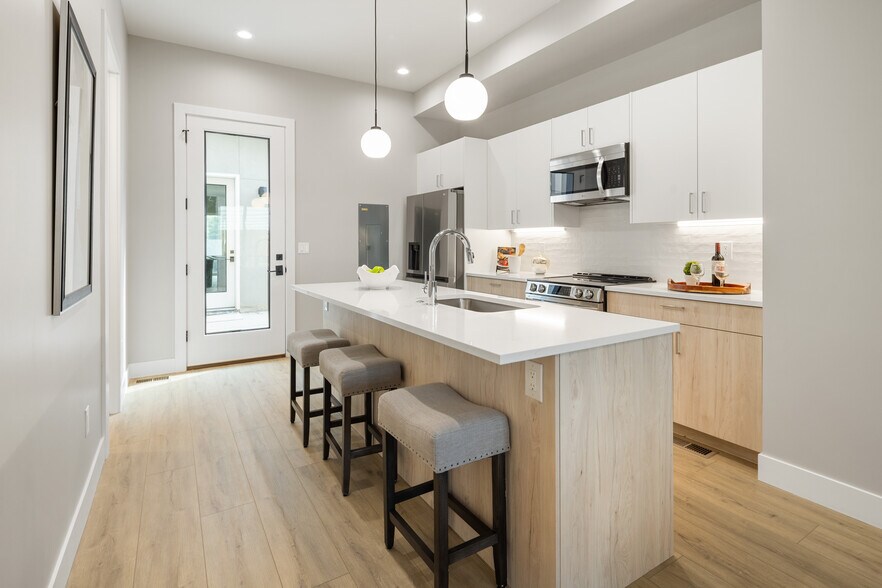 Building Photo - 2025 W 48th Ave