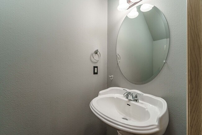 Building Photo - $500 Move In Special  4 Bedroom 2.5 Bath N...