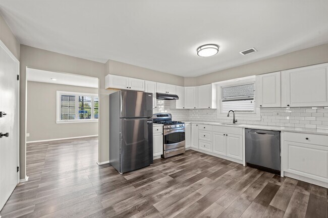 Building Photo - 516 Ave E