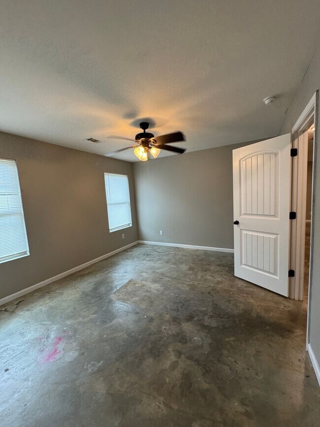 Building Photo - 3 bed / 2 bath duplex Available Now