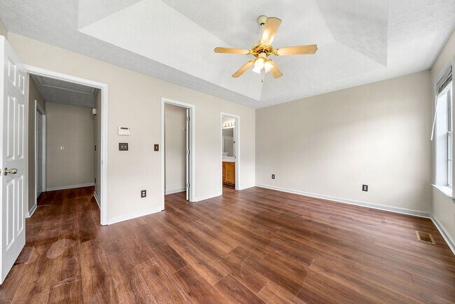 Building Photo - SPACIOUS 3 BED /2 BATH HOME