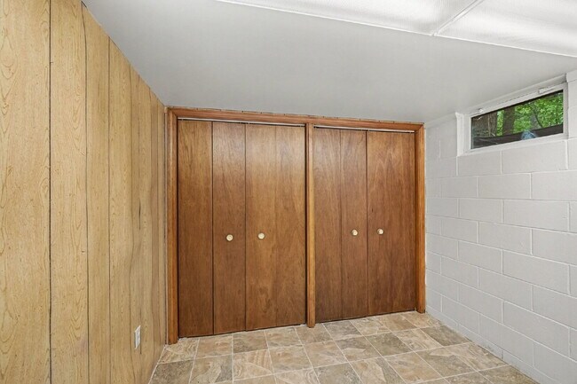 Building Photo - 3-Bedroom Duplex with Finished Basement & Central Air $1600/month