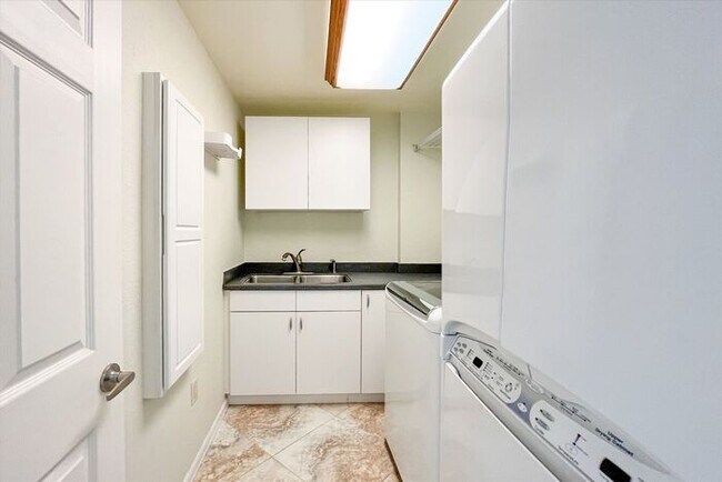 Building Photo - Executive Lakefront Living – 3 Bed, 2.5 Ba...
