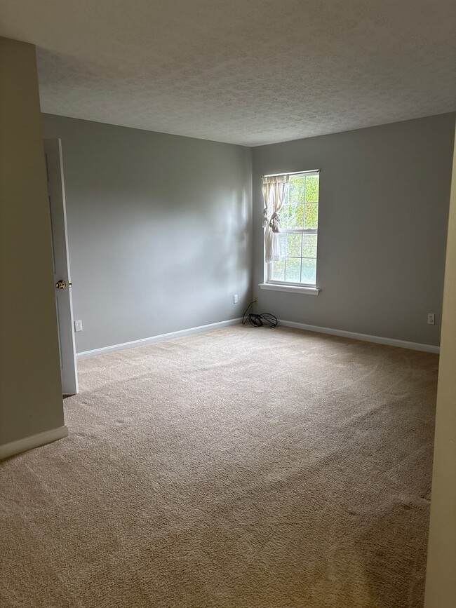Building Photo - 10414 Pinoak View Dr