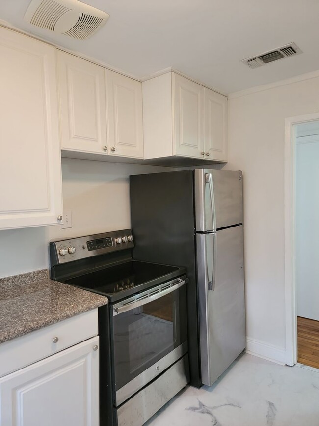 Building Photo - Beautiful cottage in East Hill area!