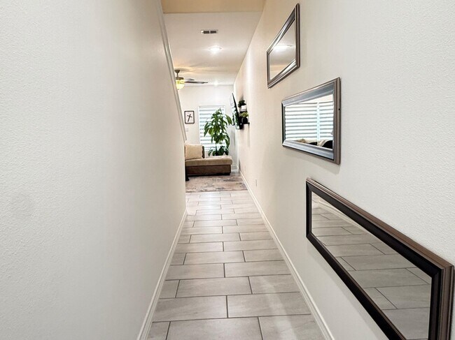 Building Photo - 9916 Kaspar Dr