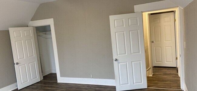 Building Photo - 107 N Second 4BR/2BA (Trenton)