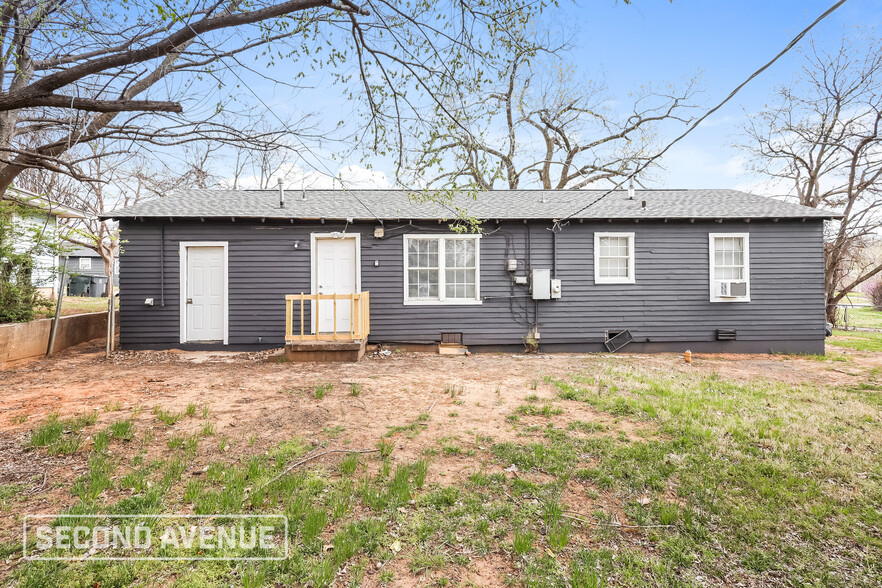 Building Photo - 3701 Woodside Dr