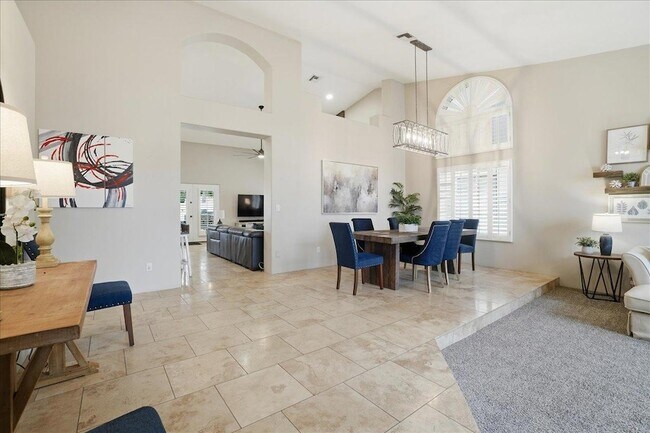 Building Photo - 1909 E Coral Tree Dr