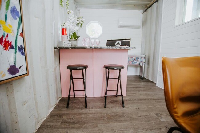 Building Photo - 604 W Pecan Dr