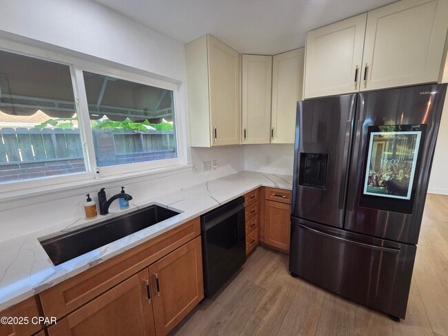 Building Photo - 920 W Beach Dr