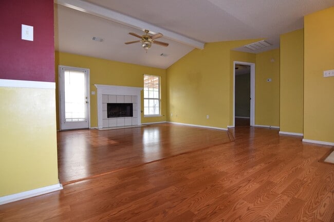 Building Photo - $1,900.00 MOVE-IN-SPECIAL