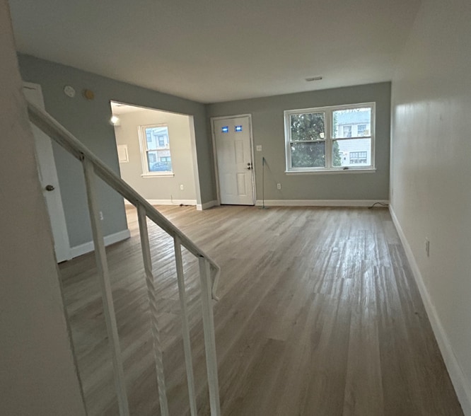 Building Photo - 14 Sawmill Run