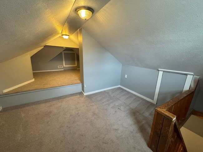 Building Photo - Fountain Square 3 Bed 2 Bath with fenced in backyard