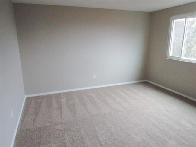 Building Photo - Spacious 3-Bedroom 1.5 bath Home with Fenced Yard & Garage – Ready for You!