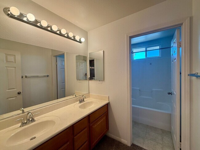 Building Photo - Beautiful 5-Bedroom Home In Oceanside