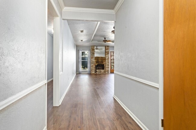 Building Photo - 6760 Gladys Ave