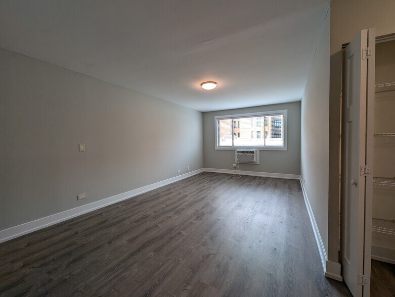 Building Photo - 542 W Surf St