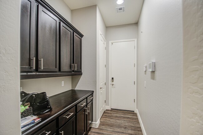 Building Photo - 3016 N Glenview