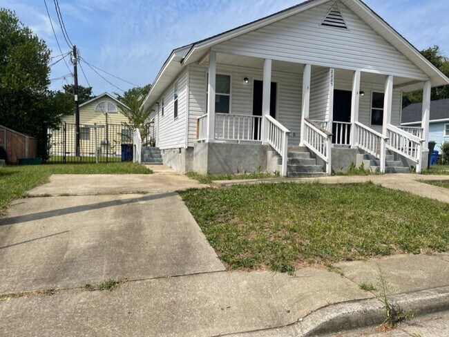 Building Photo - Fully Renovated Apartment Duplex Located in the Heart of Edgewood