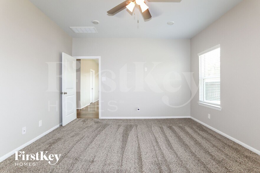 Building Photo - 811 Steam Rdg Ln