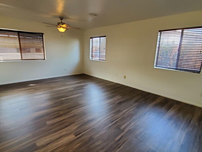 Building Photo - 3 bedroom + mother in law suite/ home offi...