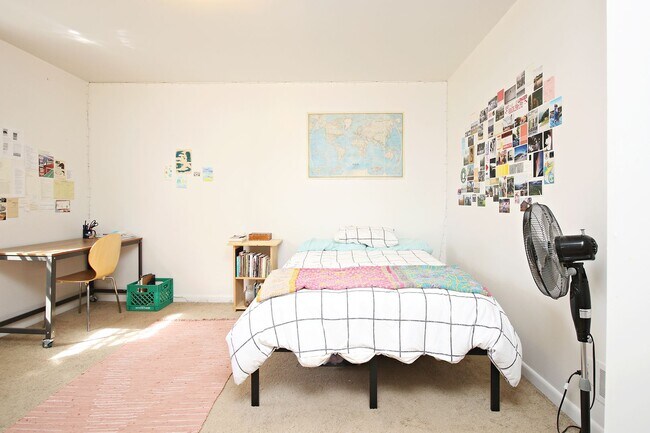 Building Photo - Walkable Top-Floor 2BR Near UVA Grounds, Medical Center & Downtown