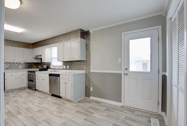 Building Photo - JUST LISTED! 3 bedroom with bonus room in ...
