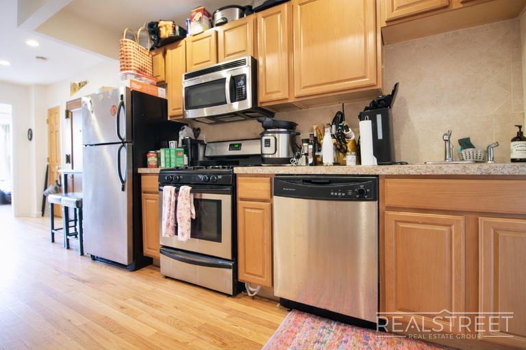 Building Photo - Updated Spacious 1 BR in Cobble Hill!
