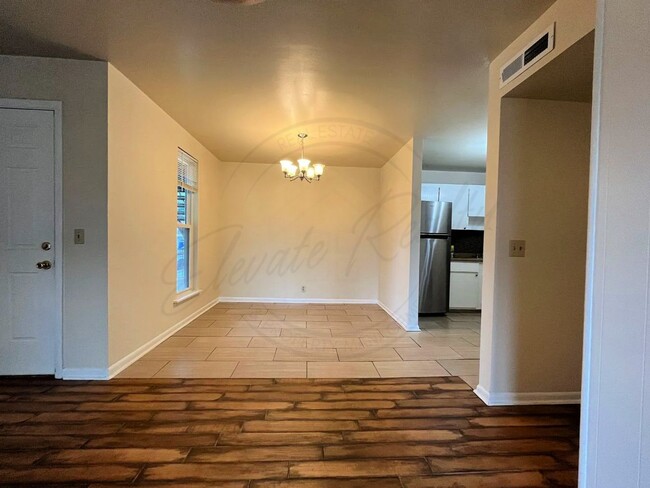 Building Photo - Two Bedroom Spacious Second-Floor Apartmen...