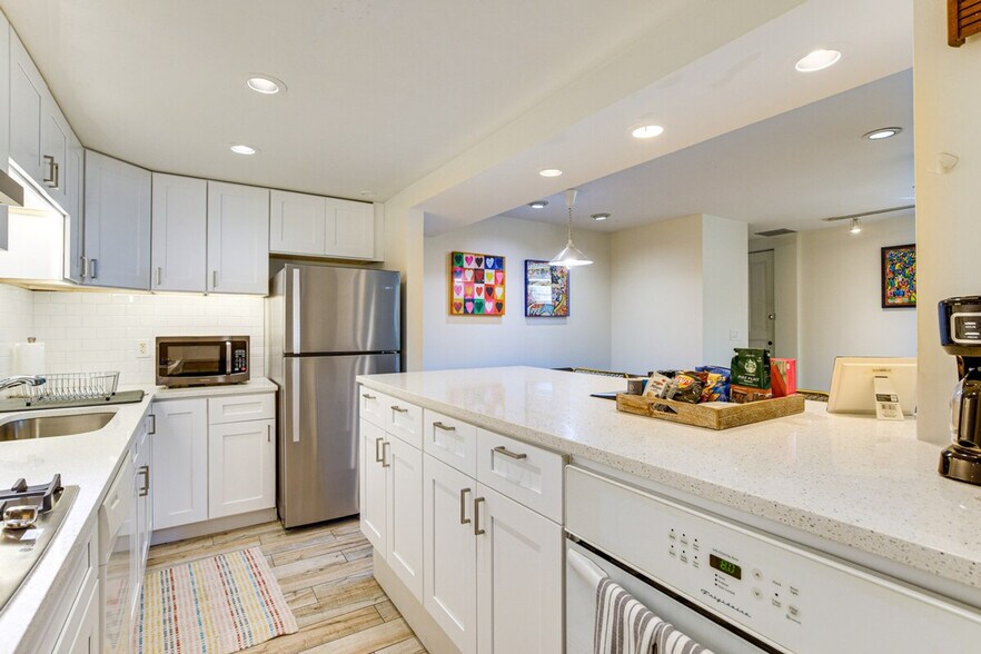 Building Photo - 2238 N Geneva Terrace