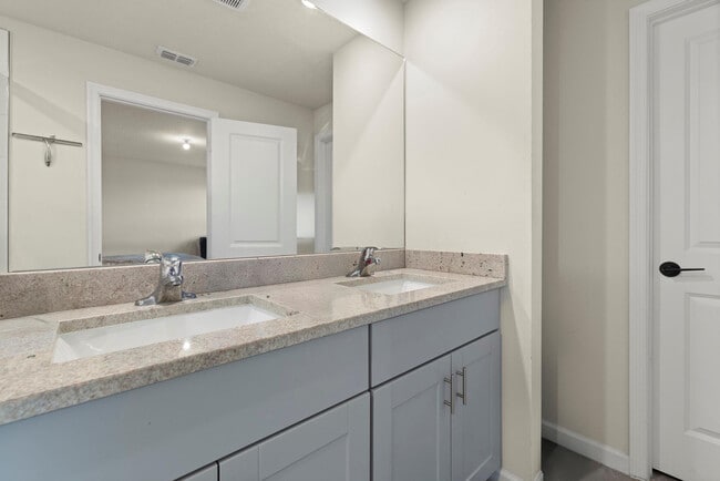 Building Photo - 1653 Lindley St