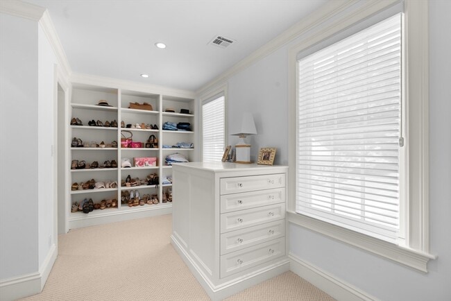 Building Photo - 26 Longmeadow Dr