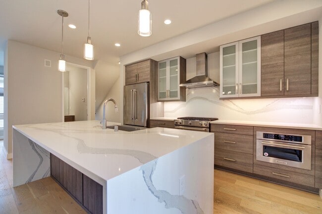 Building Photo - 4Bd/3Ba Bellevue Townhouse