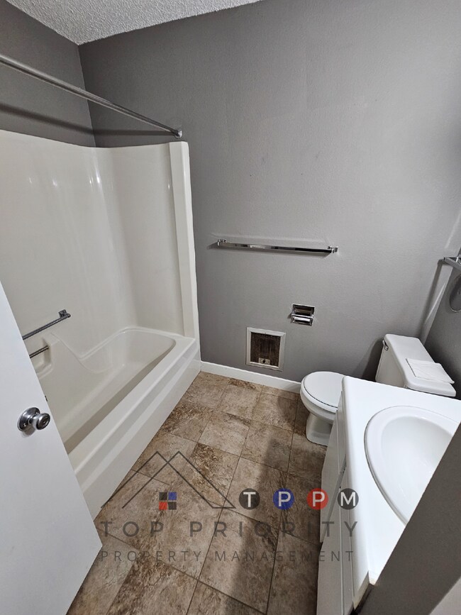Building Photo - 1 Bedroom | 1 Bathroom Unit in Dysart Avai...